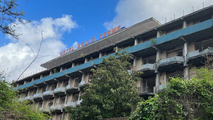 Castellammare, iniziati i lavori per il nuovo ospedale sulle ceneri dell’Hotel delle Terme