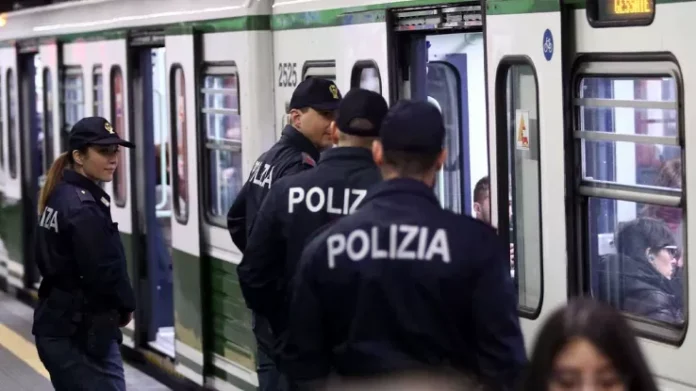 Napoli, Metropolitana Duomo: rapina un passeggero, arrestato 36enne algerino grazie all’intervento di un carabiniere libero dal servizio Napoli, Metropolitana Duomo: rapina un passeggero, arrestato 36enne algerino grazie all’intervento di un carabiniere libero dal servizio