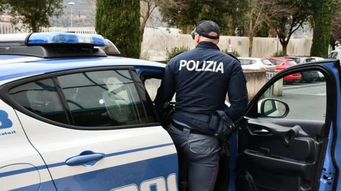 Torre Annunziata, arrestato 21enne per detenzione di droga: la Polizia blocca un giovane in fuga in via Cirillo Torre Annunziata, arrestato 21enne per detenzione di droga: la Polizia blocca un giovane in fuga in via Cirillo