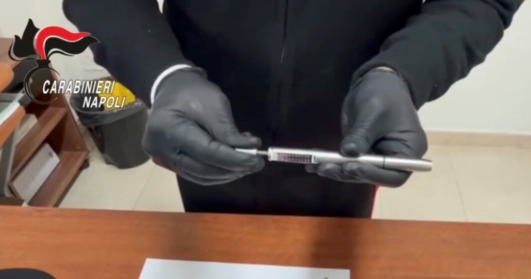 armi pistole che sparano penne armi da fuoco