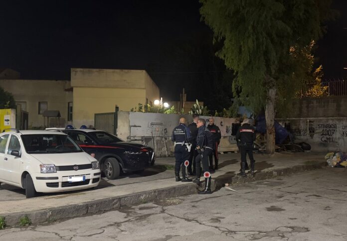Castellammare di Stabia, smantellata baracca abusiva vicino alla scuola del rione CMI Castellammare di Stabia, smantellata baracca abusiva vicino alla scuola del rione CMI