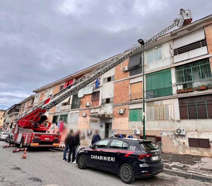 Napoli, blitz dei Carabinieri al Rione Traiano: 4 denunce, 1 arresto e smantellato impianto di videosorveglianza abusivo Napoli, blitz dei Carabinieri al Rione Traiano: 4 denunce, 1 arresto e smantellato impianto di videosorveglianza abusivo