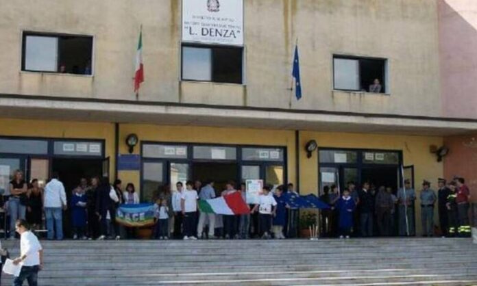 Castellammare di Stabia, dichiarazione del sindaco Luigi Vicinanza sul raid vandalico alla Scuola Denza Castellammare di Stabia, dichiarazione del sindaco Luigi Vicinanza sul raid vandalico alla Scuola Denza
