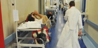 Napoli, muore in ospedale dopo essere stata sedata e legata alla barella: 39enne colta da arresto cardiaco. La famiglia presenta denuncia