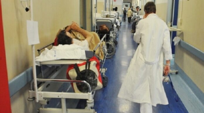 Napoli, muore in ospedale dopo essere stata sedata e legata alla barella: 39enne colta da arresto cardiaco. La famiglia presenta denuncia Napoli, muore in ospedale dopo essere stata sedata e legata alla barella: 39enne colta da arresto cardiaco. La famiglia presenta denuncia