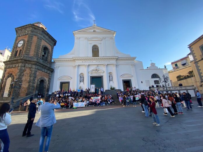 Torre del Greco accende la “chiave dei diritti”: tappa torrese della staffetta Luigi Bellocchio