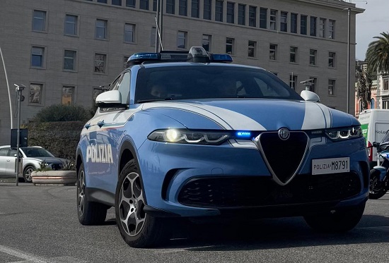 Napoli, via Caracciolo: danneggia la vetrina di un locale. Denunciato 31enne dalla Polizia Napoli, via Caracciolo: danneggia la vetrina di un locale. Denunciato 31enne dalla Polizia