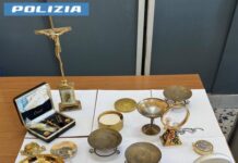 Napoli, Piazza Garibaldi: arrestato un uomo dalla Polizia dopo un tentativo di “cavallo di ritorno” Napoli, Piazza Garibaldi: arrestato un uomo dalla Polizia dopo un tentativo di “cavallo di ritorno”