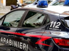 Giugliano in Campania, estorsioni al supermercato: “Se non mi dai ciò che chiedo, gli uomini ti distruggono l’auto”. Arrestata 23enne: in macchina c’erano i figli