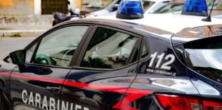 Giugliano in Campania, estorsioni al supermercato: “Se non mi dai ciò che chiedo, gli uomini ti distruggono l’auto”. Arrestata 23enne: in macchina c’erano i figli
