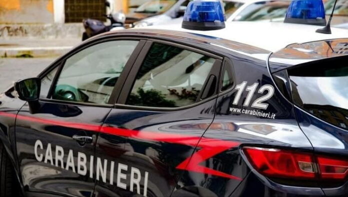 Giugliano in Campania, estorsioni al supermercato: “Se non mi dai ciò che chiedo, gli uomini ti distruggono l’auto”. Arrestata 23enne: in macchina c’erano i figli