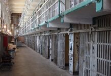 Ispettore della Penitenziaria aggredito mentre tenta di sventare un furto: tre arresti e tanta indignazione