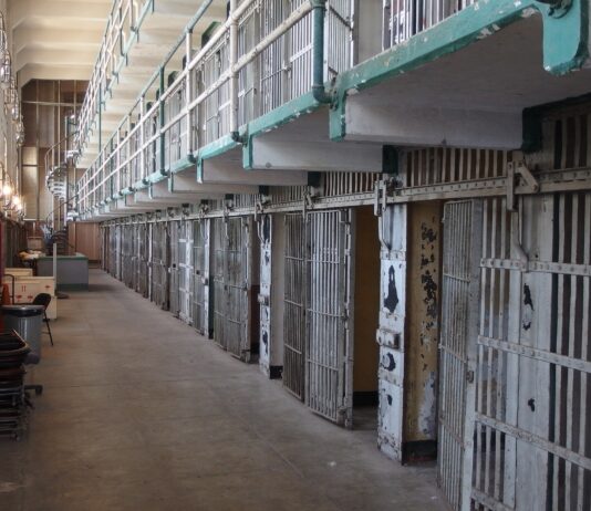 Ispettore della Penitenziaria aggredito mentre tenta di sventare un furto: tre arresti e tanta indignazione