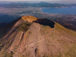 Campi Flegrei e Vesuvio, la base USA di Napoli diffonde una guida anti-emergenza