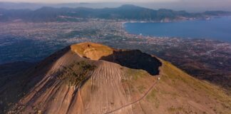 Campi Flegrei e Vesuvio, la base USA di Napoli diffonde una guida anti-emergenza