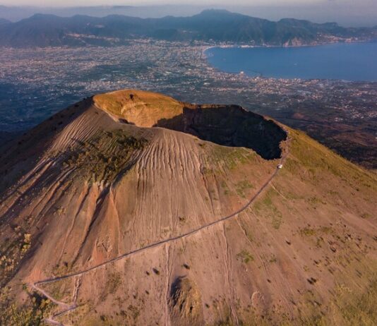 Campi Flegrei e Vesuvio, la base USA di Napoli diffonde una guida anti-emergenza