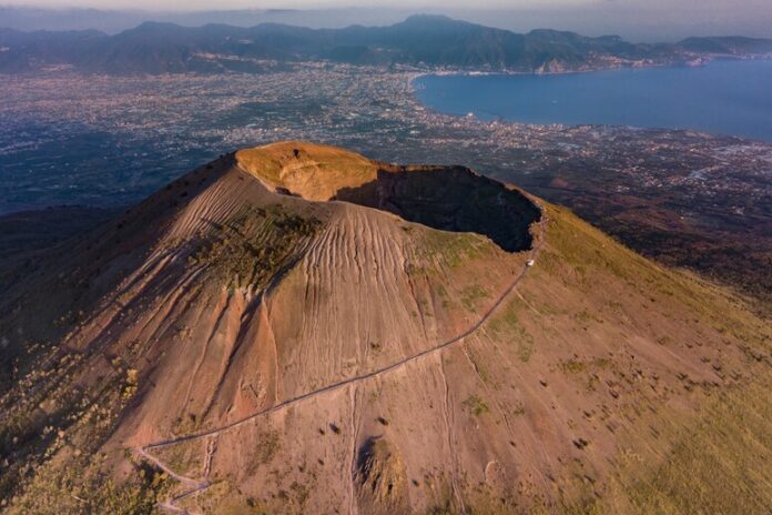 Campi Flegrei e Vesuvio, la base USA di Napoli diffonde una guida anti-emergenza Campi Flegrei e Vesuvio, la base USA di Napoli diffonde una guida anti-emergenza
