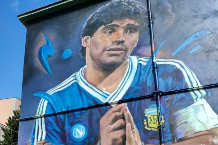 Cinque anni senza D10S: Napoli e il mondo ricordano Maradona, il campione che ha cambiato la storia