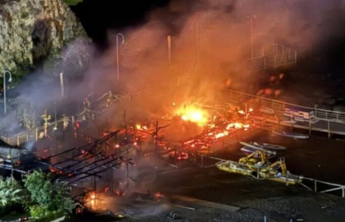 Vico Equense, incendio nella notte distrugge due lidi a Marina di Vico: indagini in corso