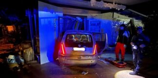 Pompei, anziano perde il controllo dell’auto e si schianta contro un negozio