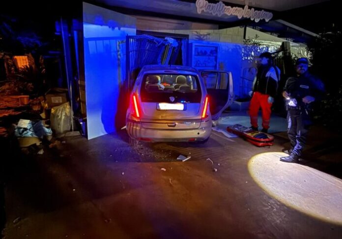 Pompei, anziano perde il controllo dell’auto e si schianta contro un negozio Pompei, anziano perde il controllo dell’auto e si schianta contro un negozio