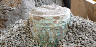Pompei, nel retrobottega della Regio V riemerge situla egiziana