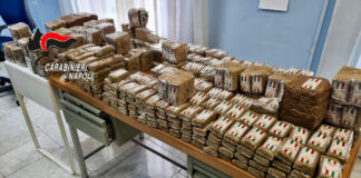 Casavatore: oltre un quintale di hashish in un’auto accesa in strada