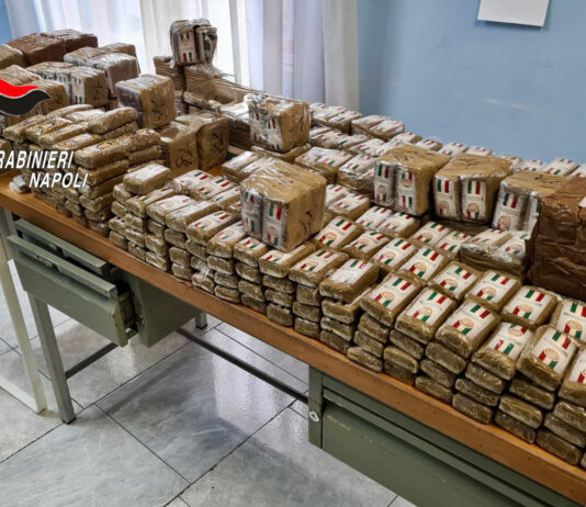 Casavatore: oltre un quintale di hashish in un’auto accesa in strada