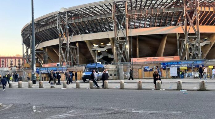 Napoli, controlli dei Carabinieri a Fuorigrotta durante la partita di Champions