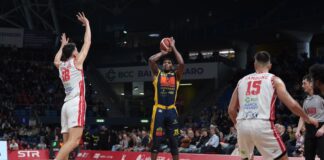 Basket, la Givova Scafati cade solo nel finale a Pesaro (71-69)