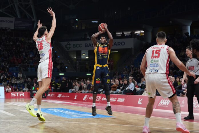 Basket, la Givova Scafati cade solo nel finale a Pesaro (71-69) Basket, la Givova Scafati cade solo nel finale a Pesaro (71-69)