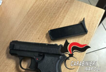Napoli, Secondigliano: 19enne denunciato, una pistola scacciacani sotto la sella