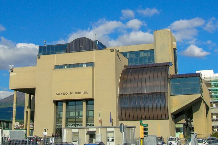 Uomo fermato con coltello al Tribunale di Torre Annunziata: denunciato 58enne con precedenti