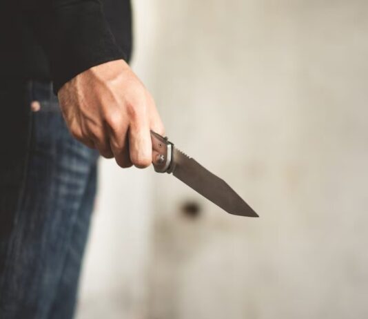 Giugliano, 28enne accoltellato durante un tentativo di rapina: è in osservazione