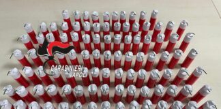 Napoli, 100 candelotti illegali nell’auto: arrestato 25enne incensurato. Nuova frontiera dell’illegalità?