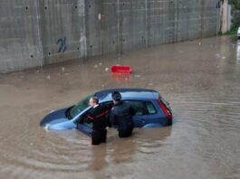 Villaricca, auto intrappolate nell’allagamento: Carabinieri salvano sei persone tra cui due anziani e una donna incinta