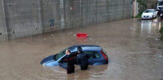 Villaricca, auto intrappolate nell’allagamento: Carabinieri salvano sei persone tra cui due anziani e una donna incinta