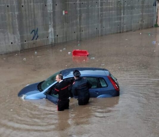 Villaricca, auto intrappolate nell’allagamento: Carabinieri salvano sei persone tra cui due anziani e una donna incinta