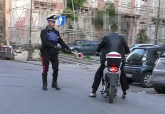 carabinieri scooter senza casco