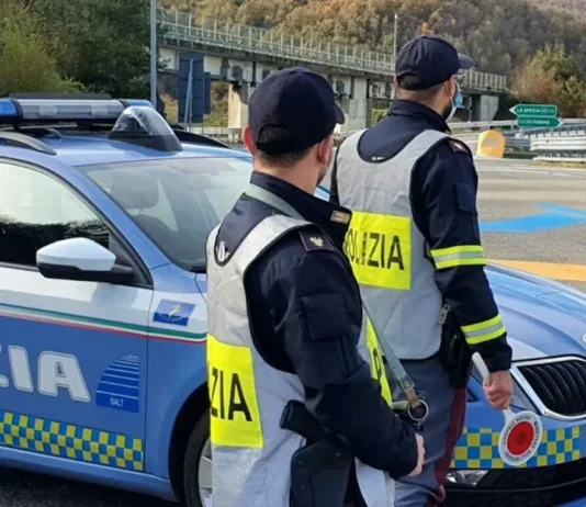 Autostrada A16, rapina in area di servizio: arrestate 3 persone