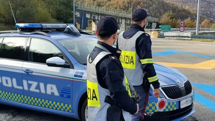 Autostrada A16, rapina in area di servizio: arrestate 3 persone