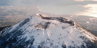 Inverno sul Vesuvio: neve in cima e temperature in forte calo su tutta la provincia di Napoli