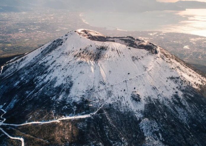 Inverno sul Vesuvio: neve in cima e temperature in forte calo su tutta la provincia di Napoli