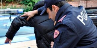 Napoli, Corso Umberto, rapina una donna e tenta la fuga: arrestato un 48enne