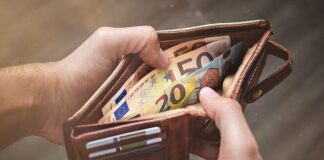 Piano di Sorrento, trova un portafoglio con 800 euro e lo restituisce: il gesto di Lorenzo commuove la città