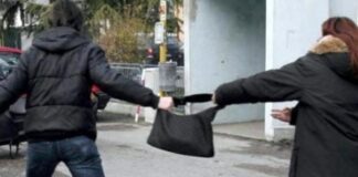 Napoli, scippa la pensione a un’anziana e trascina via il carrellino della spesa: 67enne arrestato al Vomero