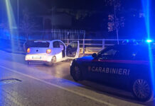 Massa di Somma, 19enne in fuga con un’auto rubata si schianta contro il guardrail: la targa resta “impressa” sull’acciaio
