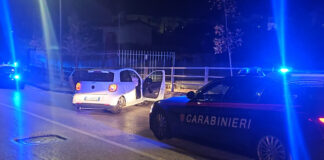Massa di Somma, 19enne in fuga con un’auto rubata si schianta contro il guardrail: la targa resta “impressa” sull’acciaio