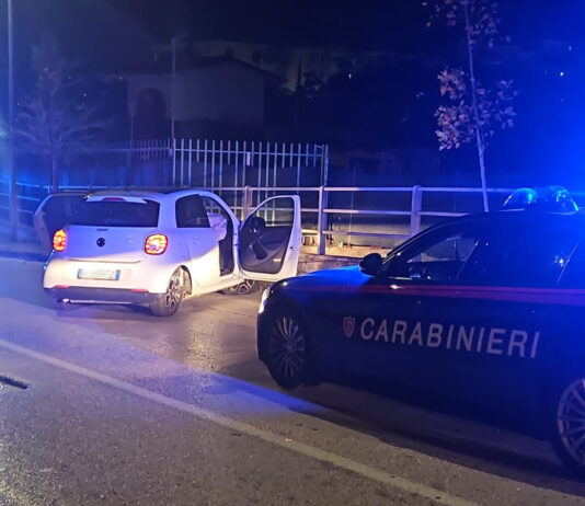 Massa di Somma, 19enne in fuga con un’auto rubata si schianta contro il guardrail: la targa resta “impressa” sull’acciaio