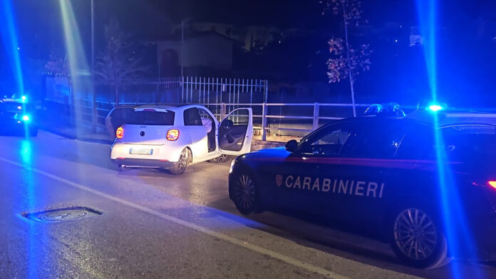 Massa di Somma, 19enne in fuga con un’auto rubata si schianta contro il guardrail: la targa resta “impressa” sull’acciaio